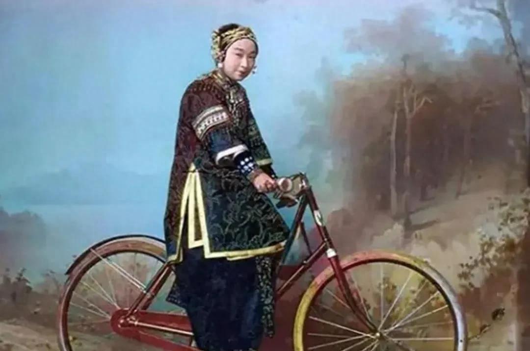 高清老照片：旗人格格大腿岔开豪放洗衣，地主三妻四妾不输女明星