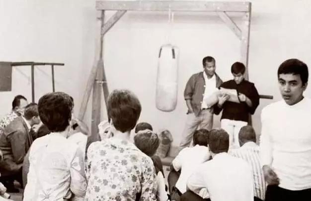 辱华手势是舞蹈动作？看看李小龙当年如何回应