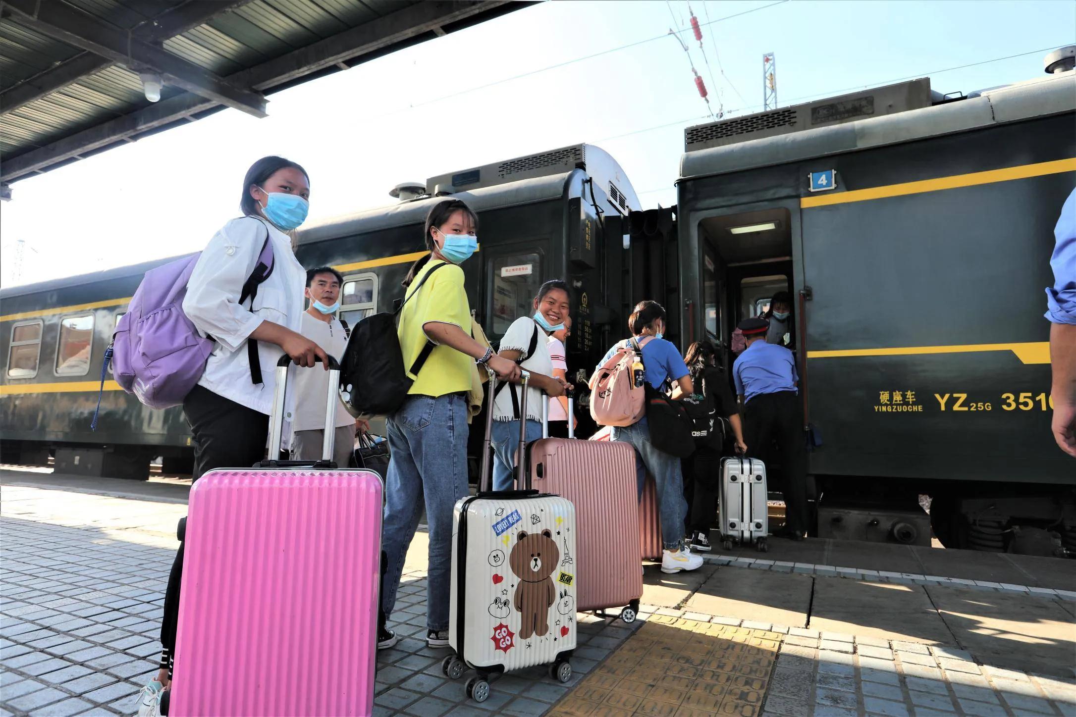 大学生在火车上遇促销只尝不买，引得列车员幽默回复全车大笑！