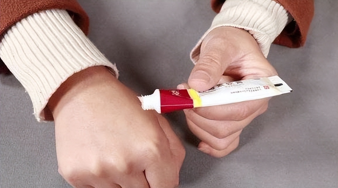 红霉素软膏的淡斑方法小妙招,2元钱的红霉素软膏能治疗什么病