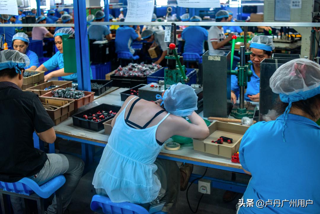 20年拍下150万张“东莞女工”在国外爆火：中国制造，不可思议！