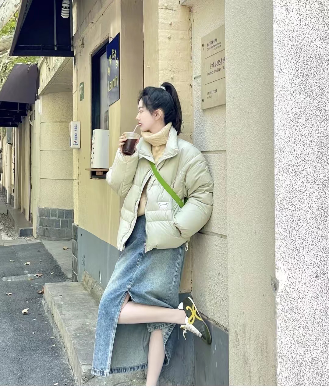 浅蓝色羽绒服怎样搭配黑色半身裙,短款白色羽绒服的最佳搭配半身裙