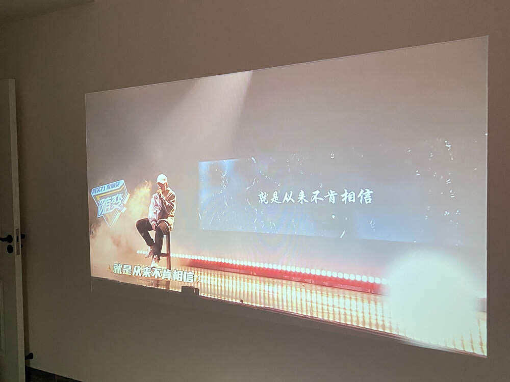 aoc智能投影仪a1max真实亮度测评,aoca1真实亮度