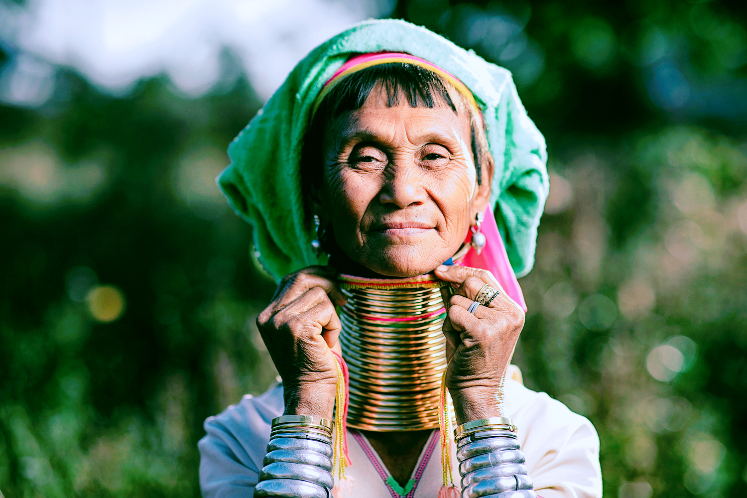 以脖子长为美的民族，脖子上戴满重铜环，一生只有3次机会取下