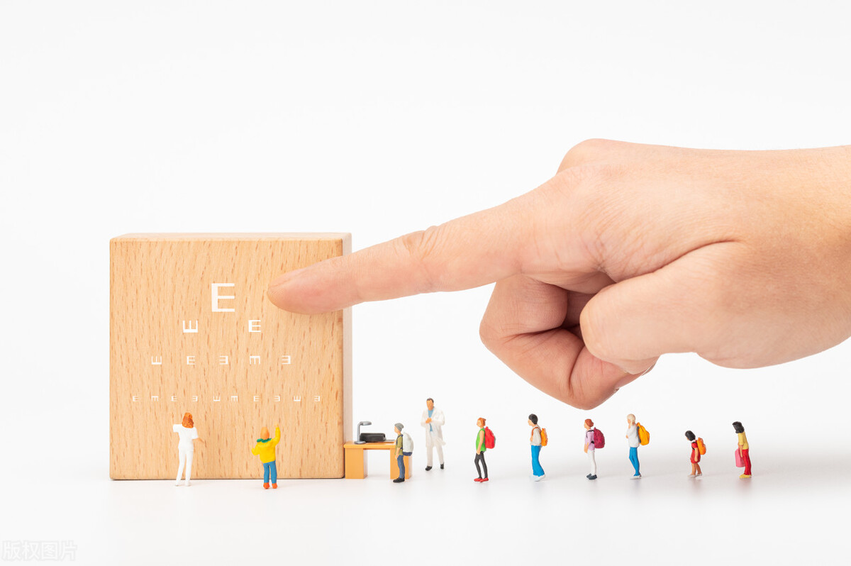 近视200度坚持不戴眼镜,不近视的人戴眼镜会怎样