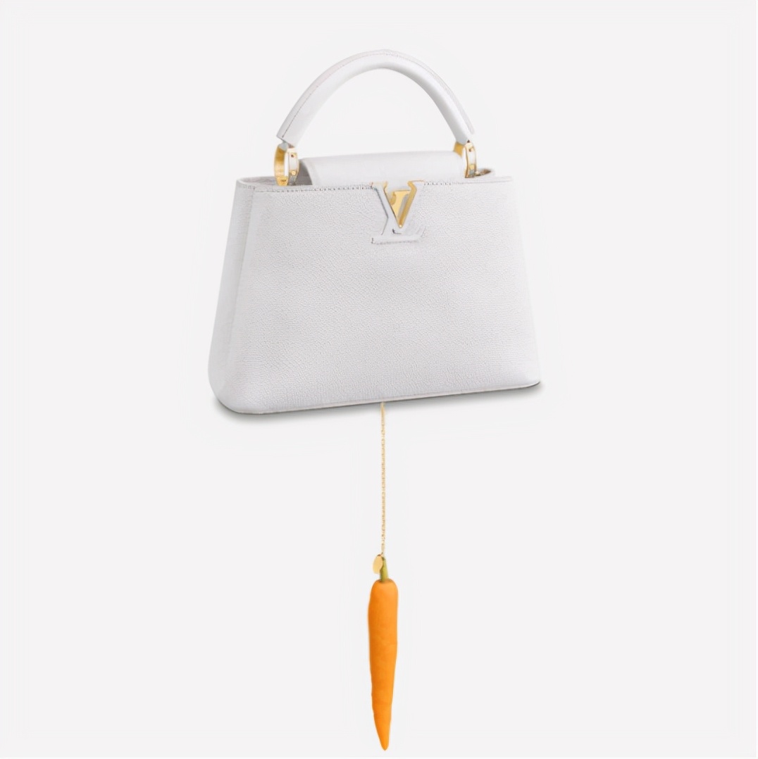 顶流卖丑大翻车！11万的透视裤、露奶衫，25万的飞机包，狗都不买