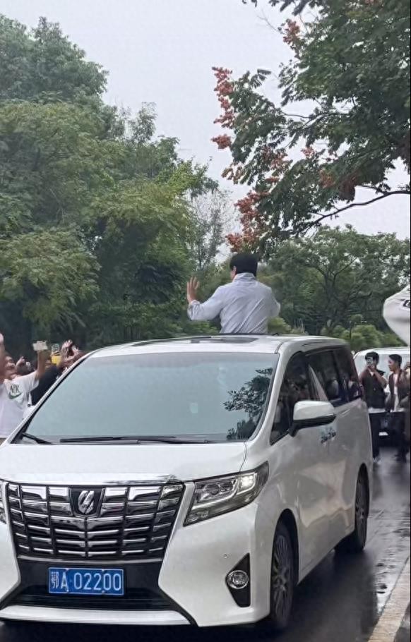 成龙武汉高校出席活动,成龙现身高校做公益