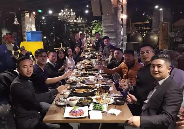 同学会穿什么衣服比较合适,同学会穿统一的服装