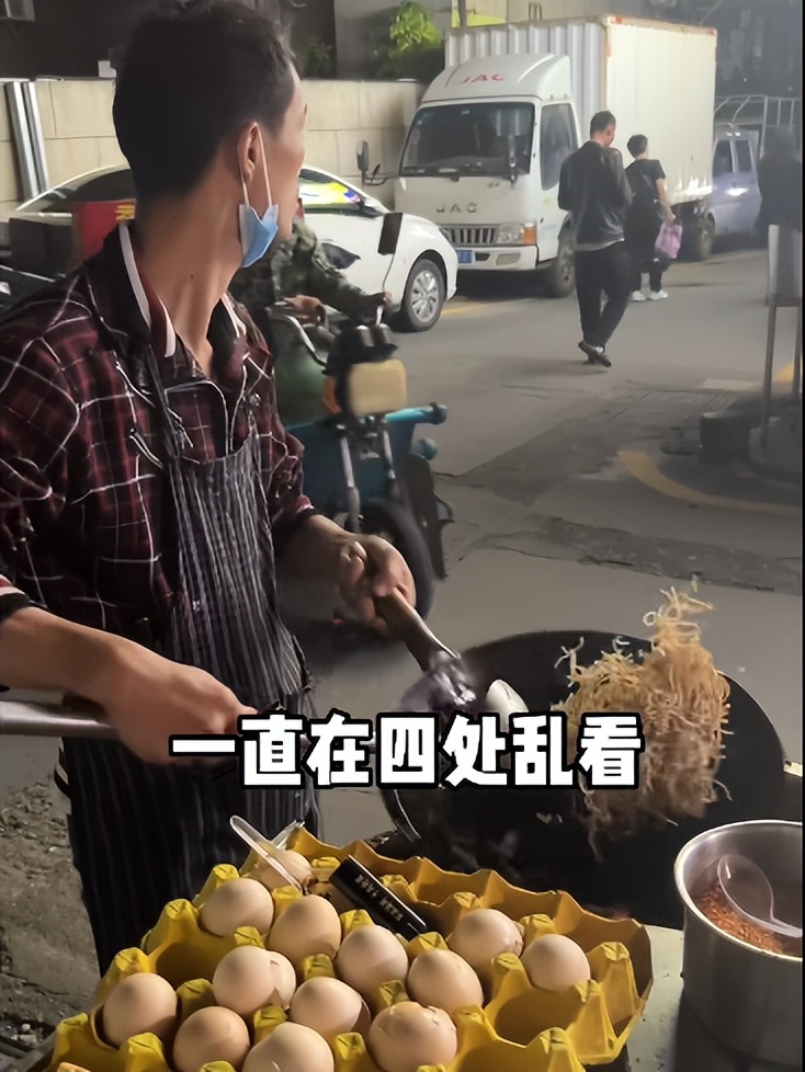 年轻人吃路边摊时遇到老板跑路,男子吃路边摊老板跑路后续