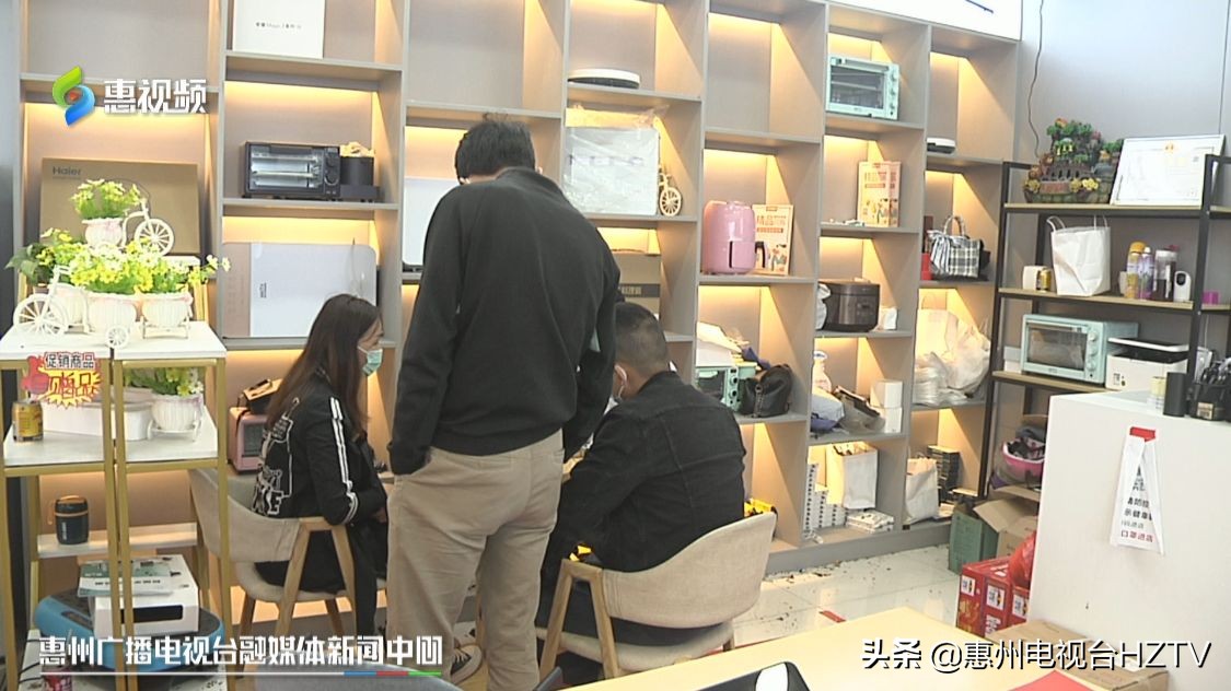 一女子被骗7万多元钱,一女子退款被骗6万