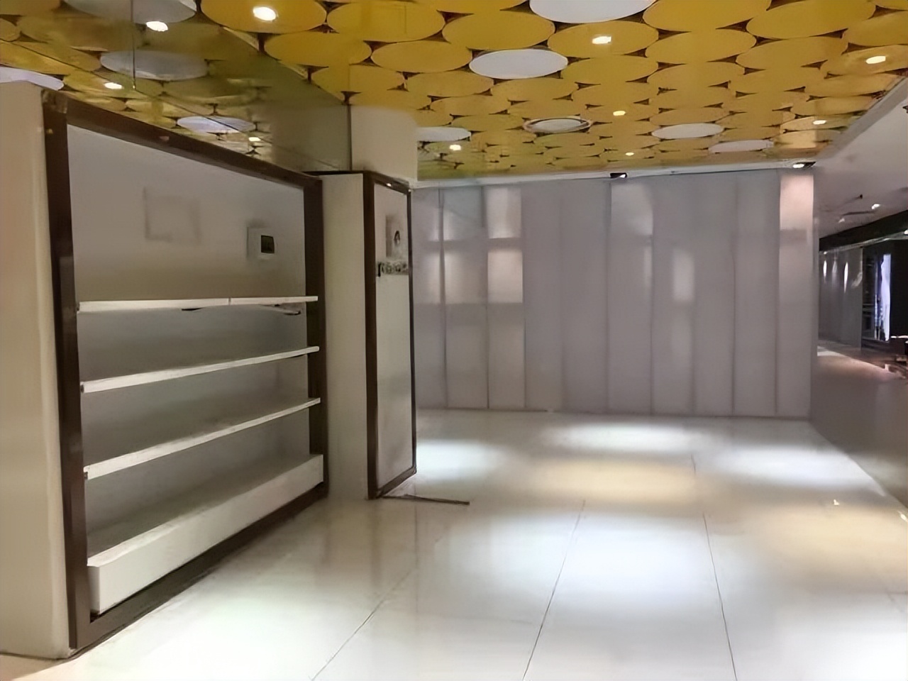 暴亏13亿，惨变空城！爆火20年的香港巨头，被内地游客抛弃了