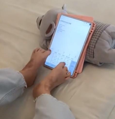 四川24岁女孩烧伤928天后重生，全脸毁容永失双手：不幸中的万幸