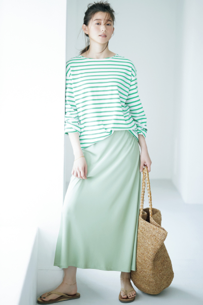 条纹衫这样穿也太时髦了，不仅实用还百搭，连凯特和梅根都爱穿