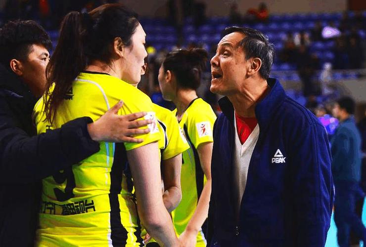 王一梅两次扣晕日本名将,王一梅巅峰发球