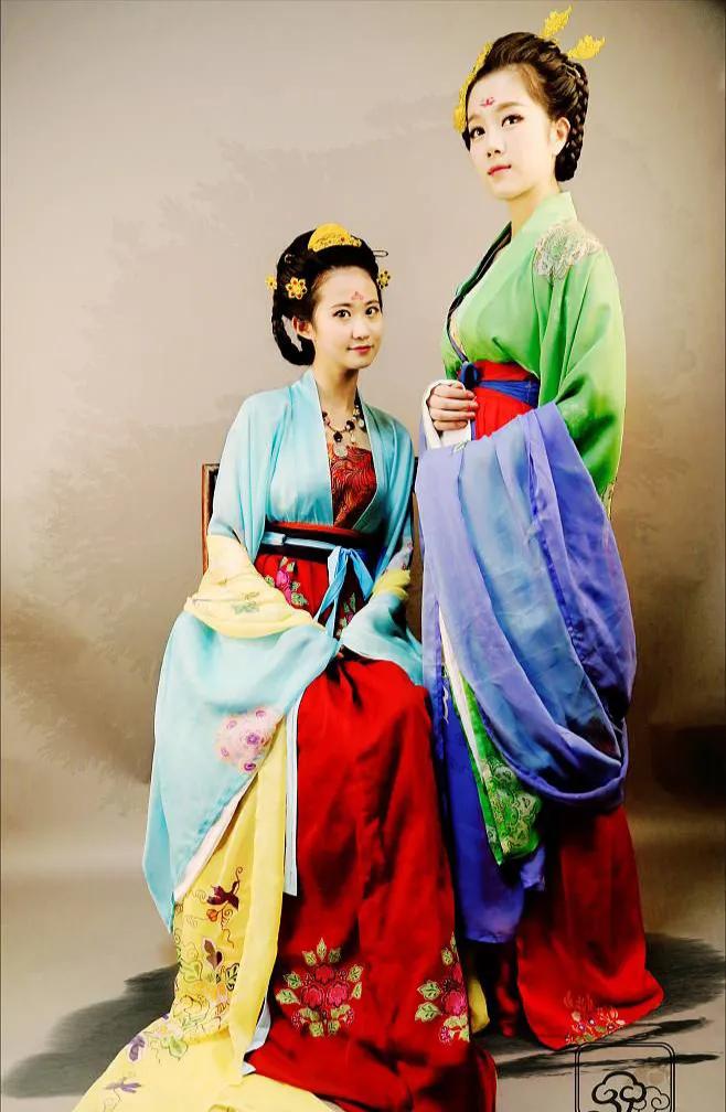 五十六个民族之柯尔克孜族服饰,五十六个民族服饰合集满族