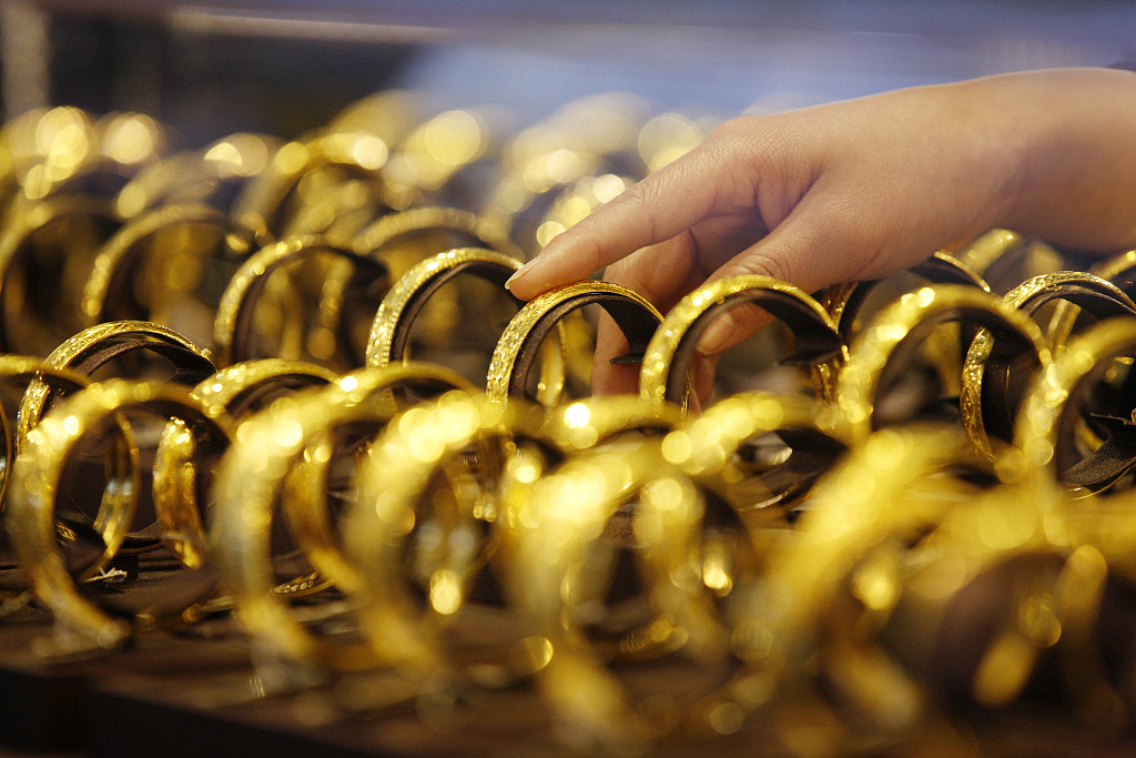 刚被基金收割完的年轻人,冲进了金店直播间