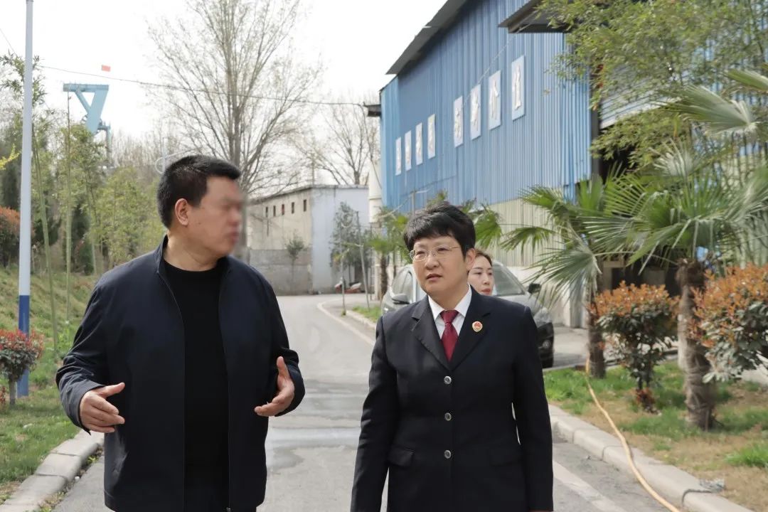 法治走进校园,走进法治天地漫画