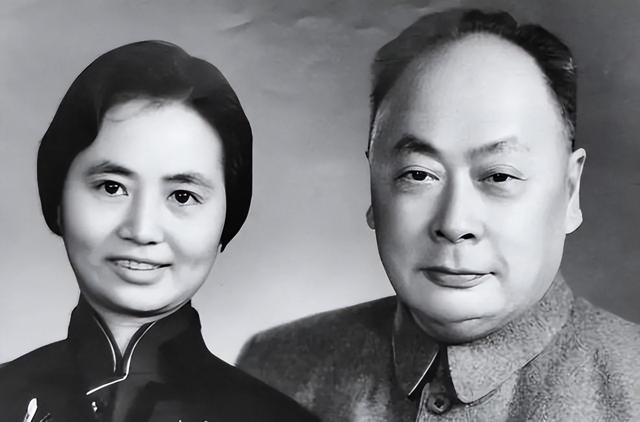 1962年陈毅返乡探母，发现母亲正在藏什么东西，看清后，泪如雨下