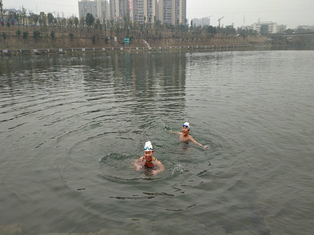 湘西欢乐冬泳人——向怀化水上部落“碉堡村”致敬