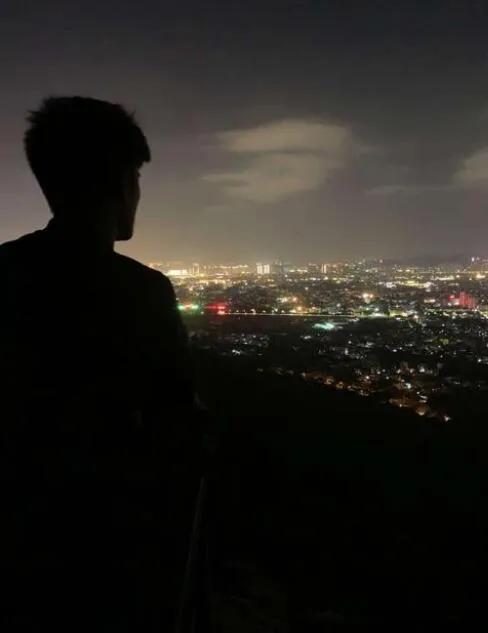 黑暗里有黑色的火焰,只有目光敏锐的人才可以捕捉到