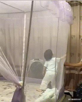 今天过来按脚，恰巧碰见了前女友，我该怎么化解尴尬呢？