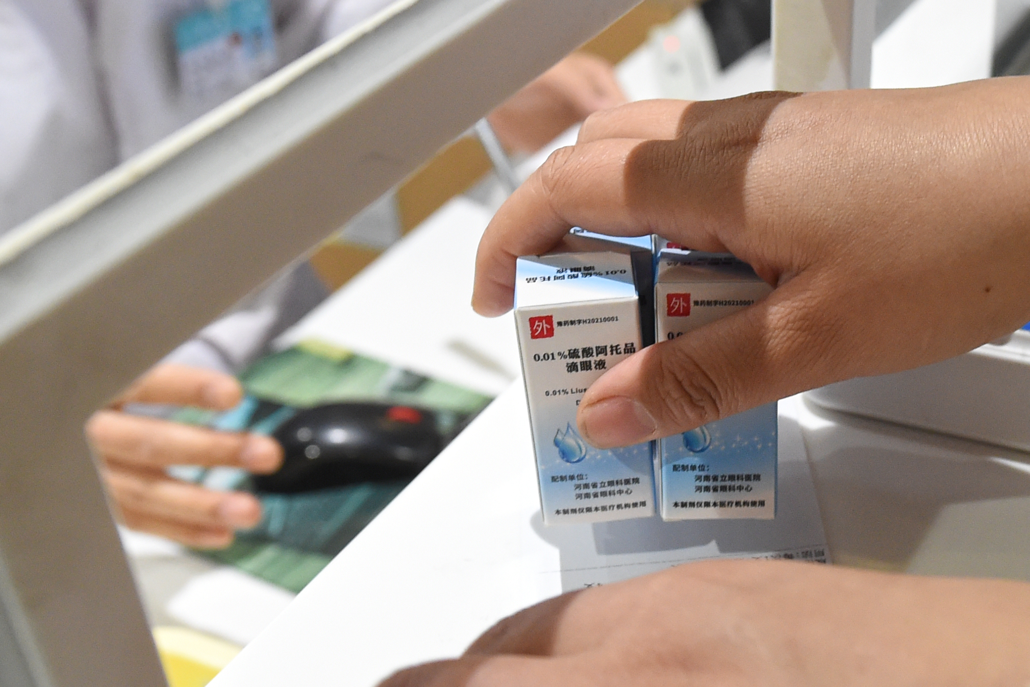 家长排队购买阿托品滴眼液,河南阿托品滴眼液0.01购买流程
