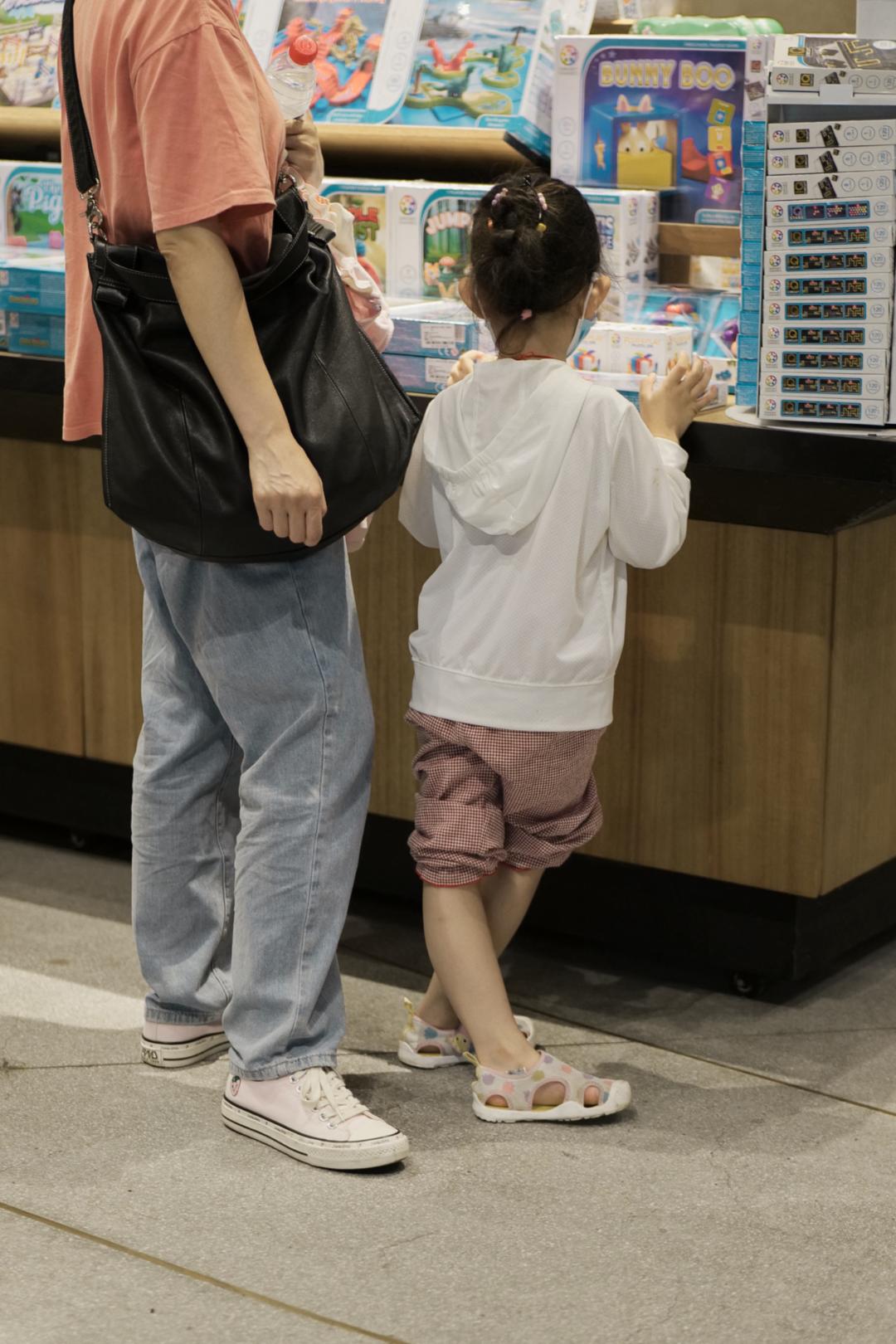 偷听小郡主心声,偷听情报被发现