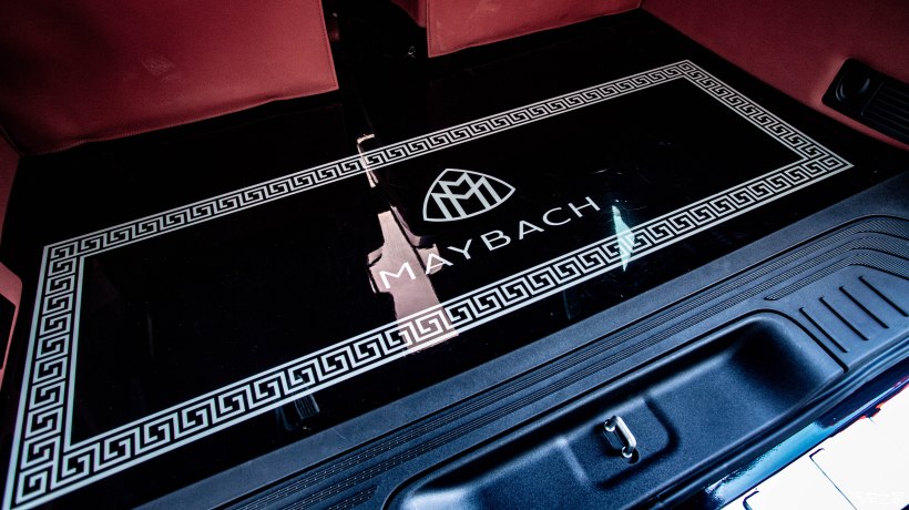 银色奔驰威霆改迈巴赫双拼色,威霆国六内饰改成迈巴赫款式