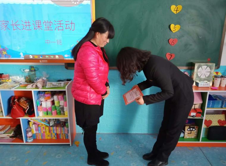 江苏老师收学生红包事件发朋友圈,教师收取学生钱家长该怎么处理