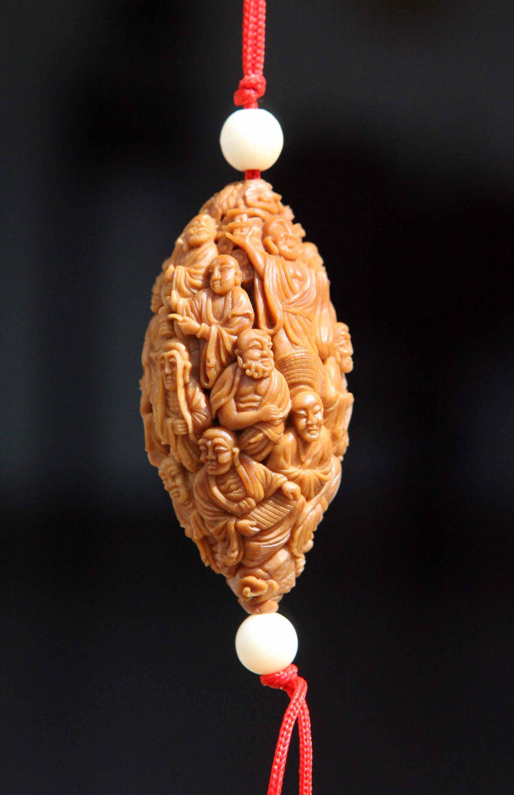 橄榄核雕方寸之间,舟山核雕方寸之间