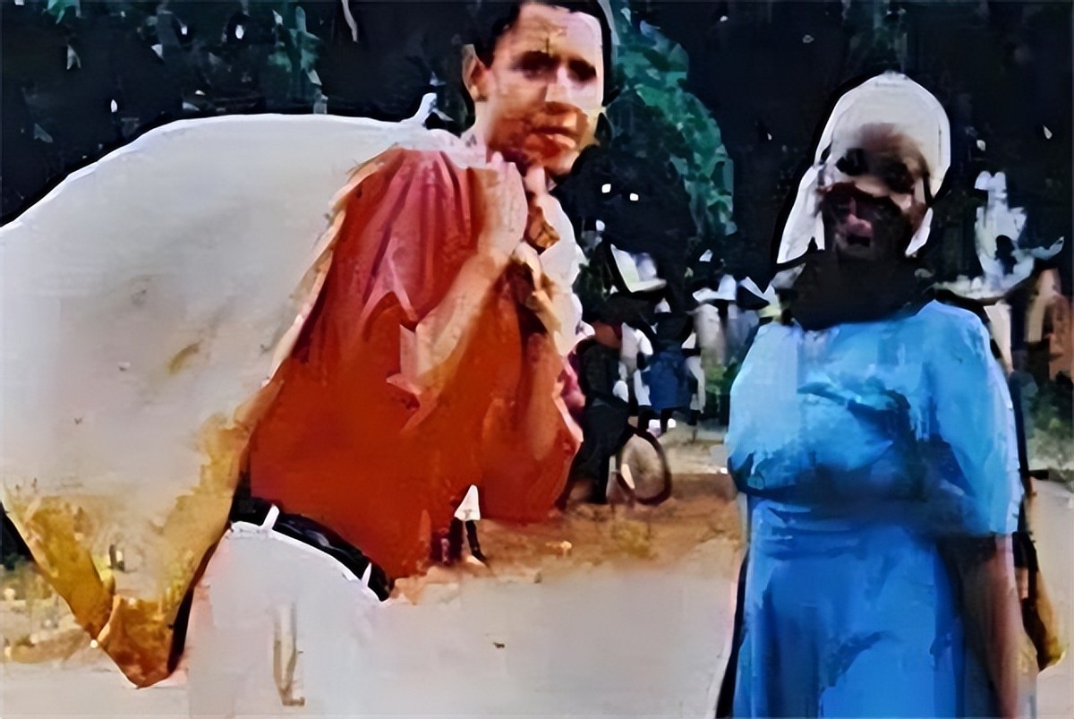 奥巴马第一次回非洲老家：帮祖母扛大米，和兄弟坐在田里喝酒