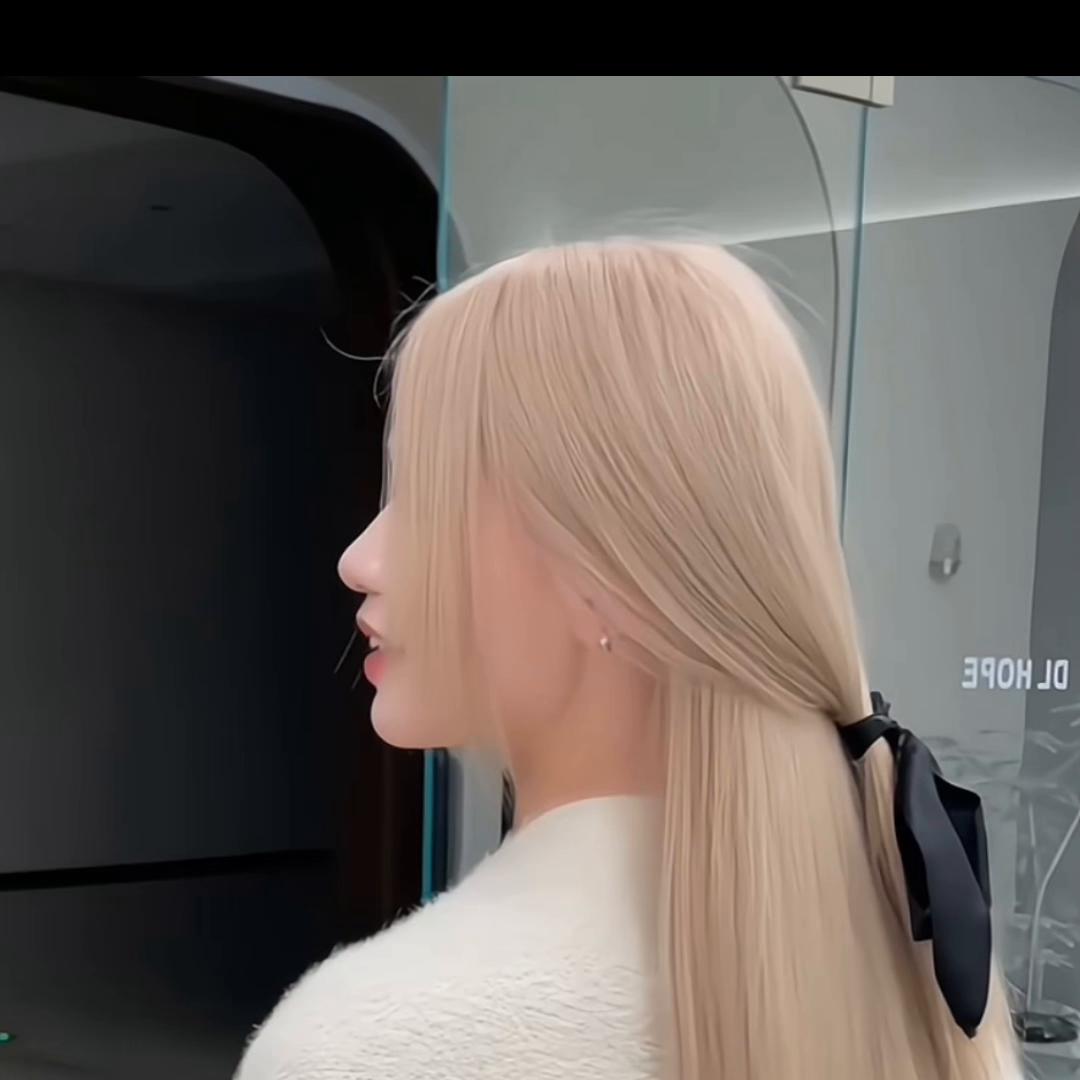 浅色头发发根长出来了只染发根,头发发根长出来了怎么才能染均匀