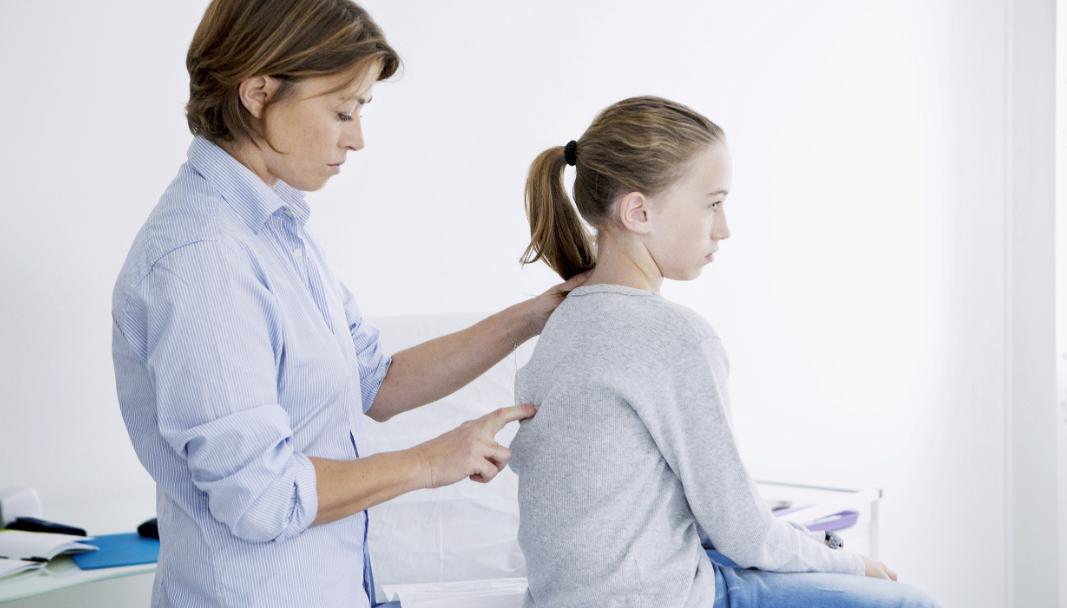 孩子脊柱侧弯肩膀不对称怎么矫正,脊柱侧弯导致孩子太瘦怎么办