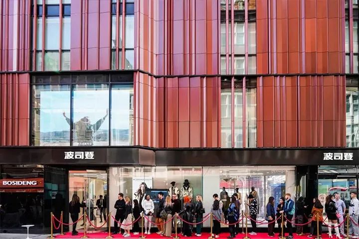迁徙式主播“追着供应链跑”/波司登伦敦旗舰店重启
