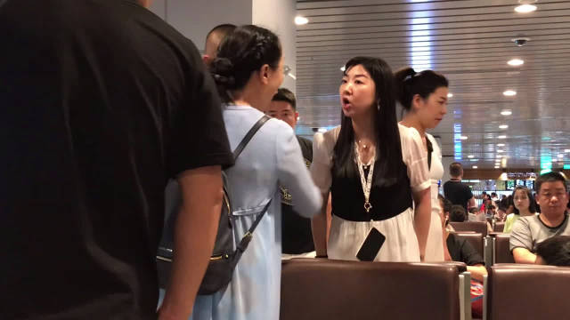 为什么中国人喜欢“窝里横”，到了国外却怂的不敢吱声？