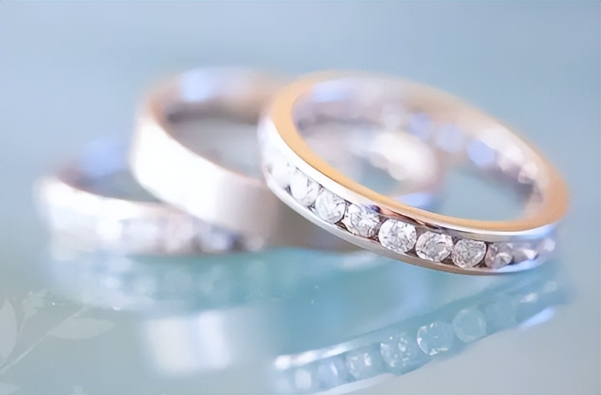 三金钻戒对戒都是男方买吗,对戒和钻戒是包含在三金里面的吗