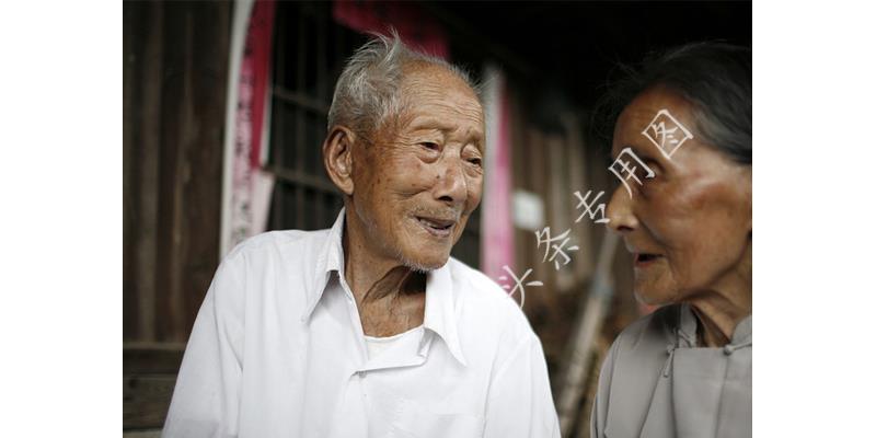 “姐，妈住院了，给5万”“你啥时候换妈了？我陪我妈逛街呢”