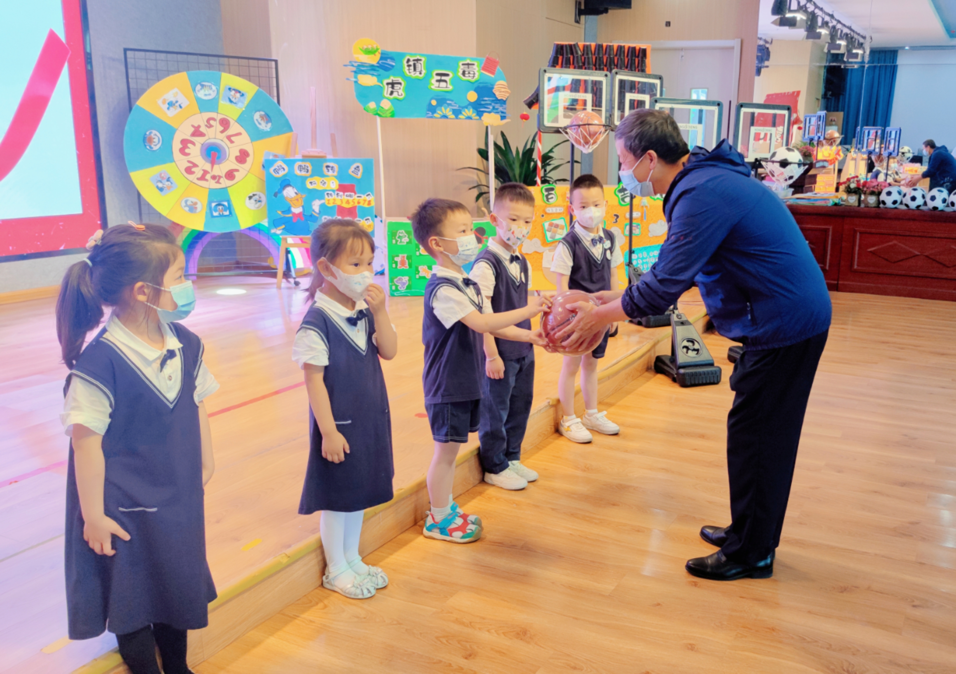 水布垭镇中心幼儿园庆六一,心系教育情暖师生