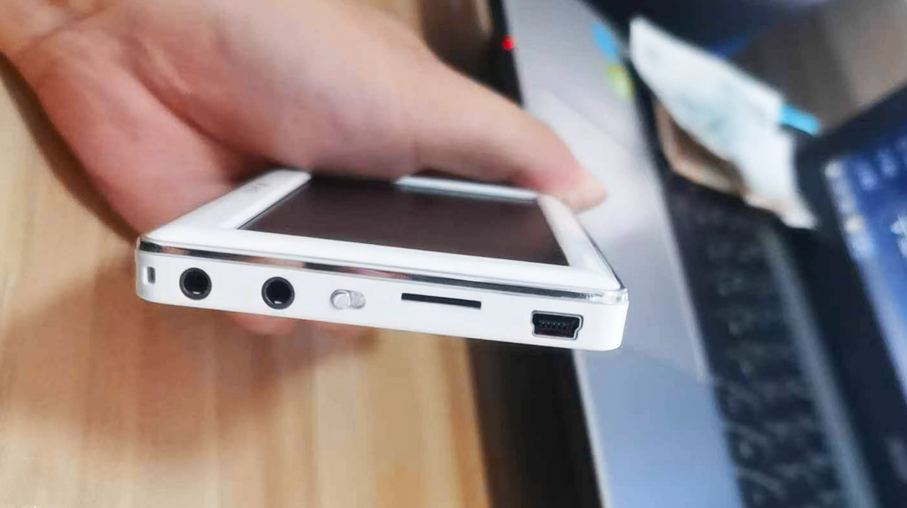 4.3英寸高清屏幕，能看全格式视频，这台国产便携*放播**器很好用