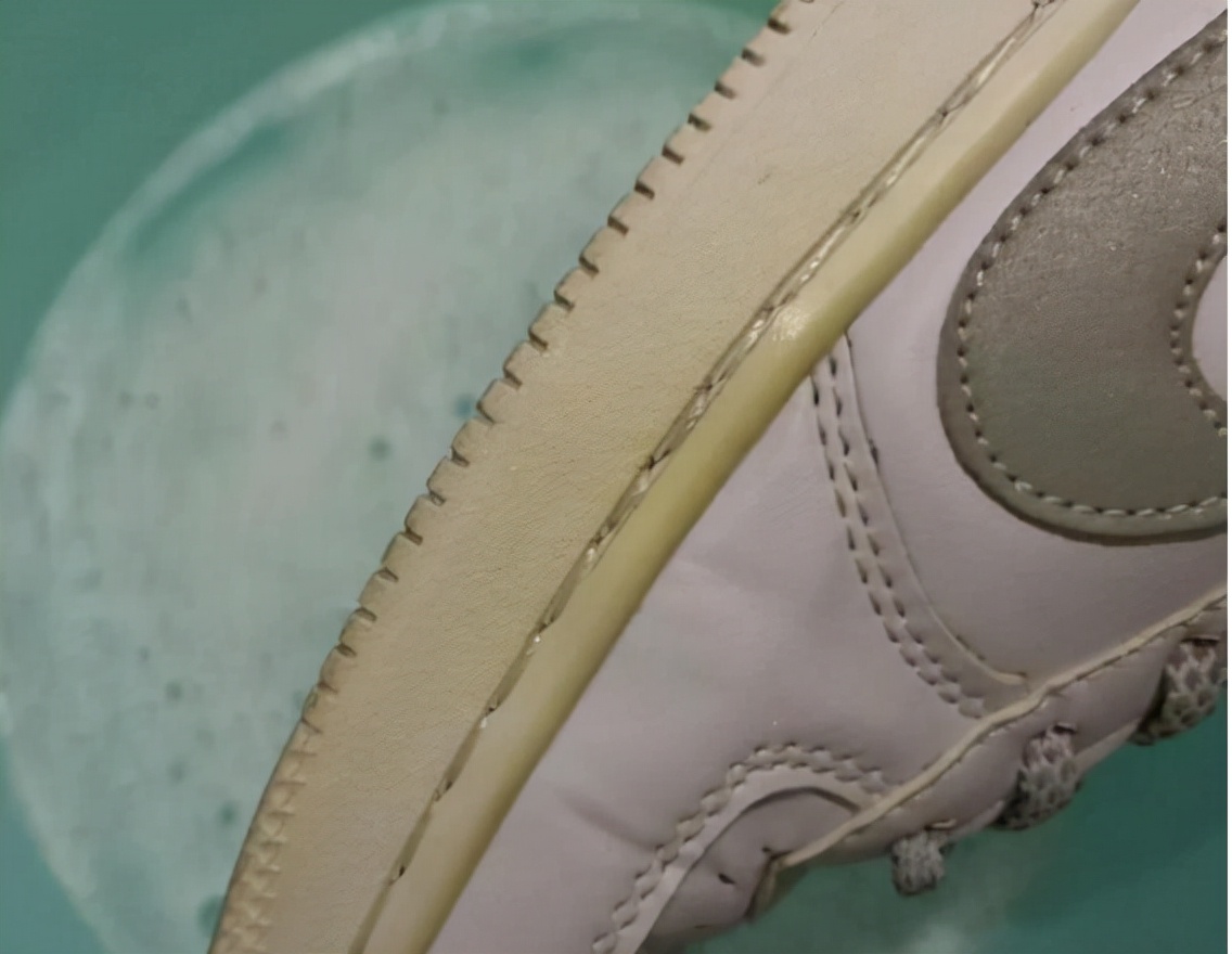 小白鞋怎么变黄的,小白鞋怎么去黄很顽固