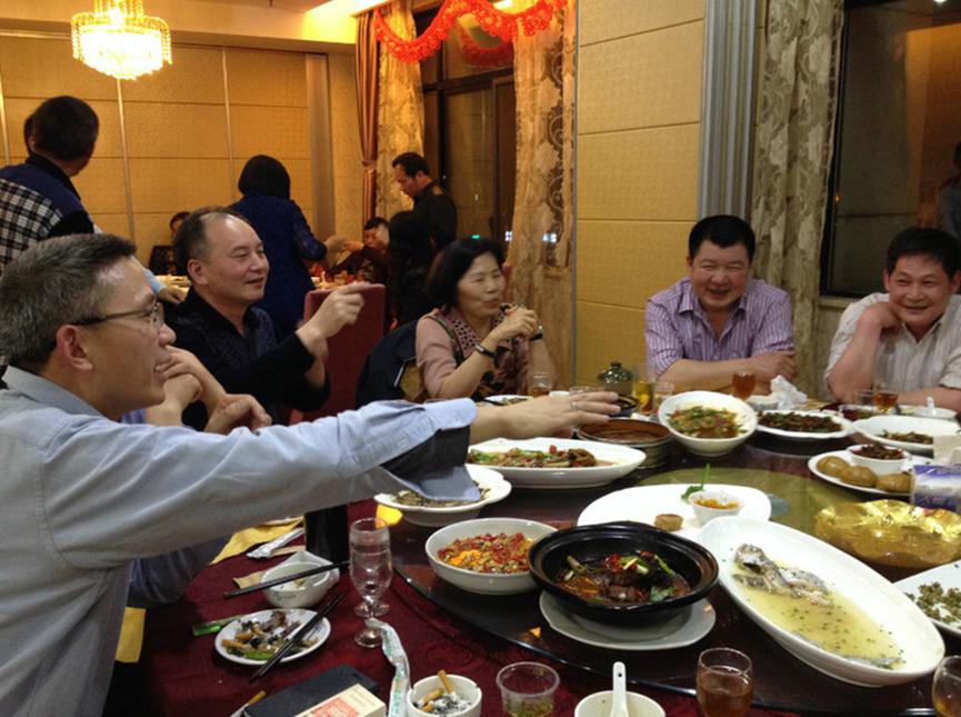 街边不起眼的烟酒店看似生意惨淡,街边小烟酒店