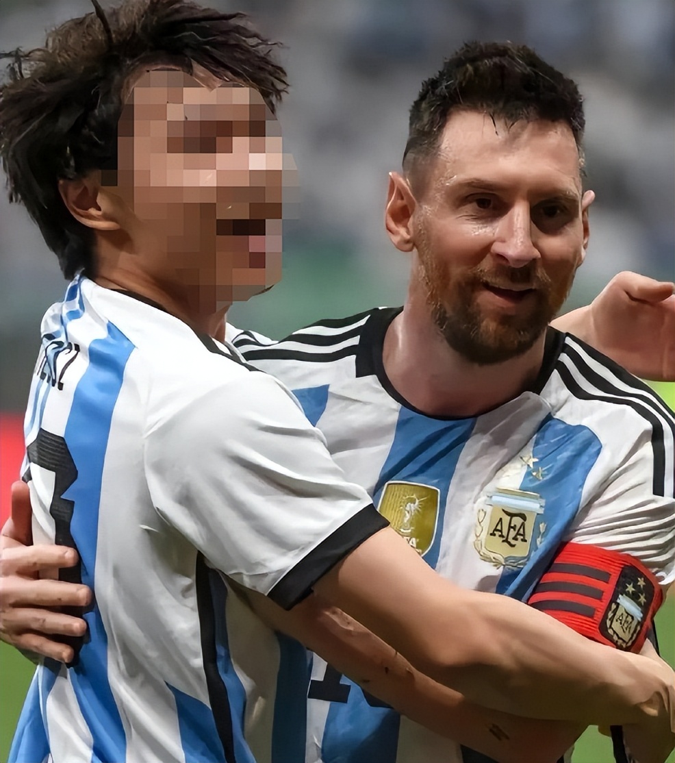 球迷冲进球场拥抱梅西被抬着离开,球迷冲进球场拥抱梅西最新消息