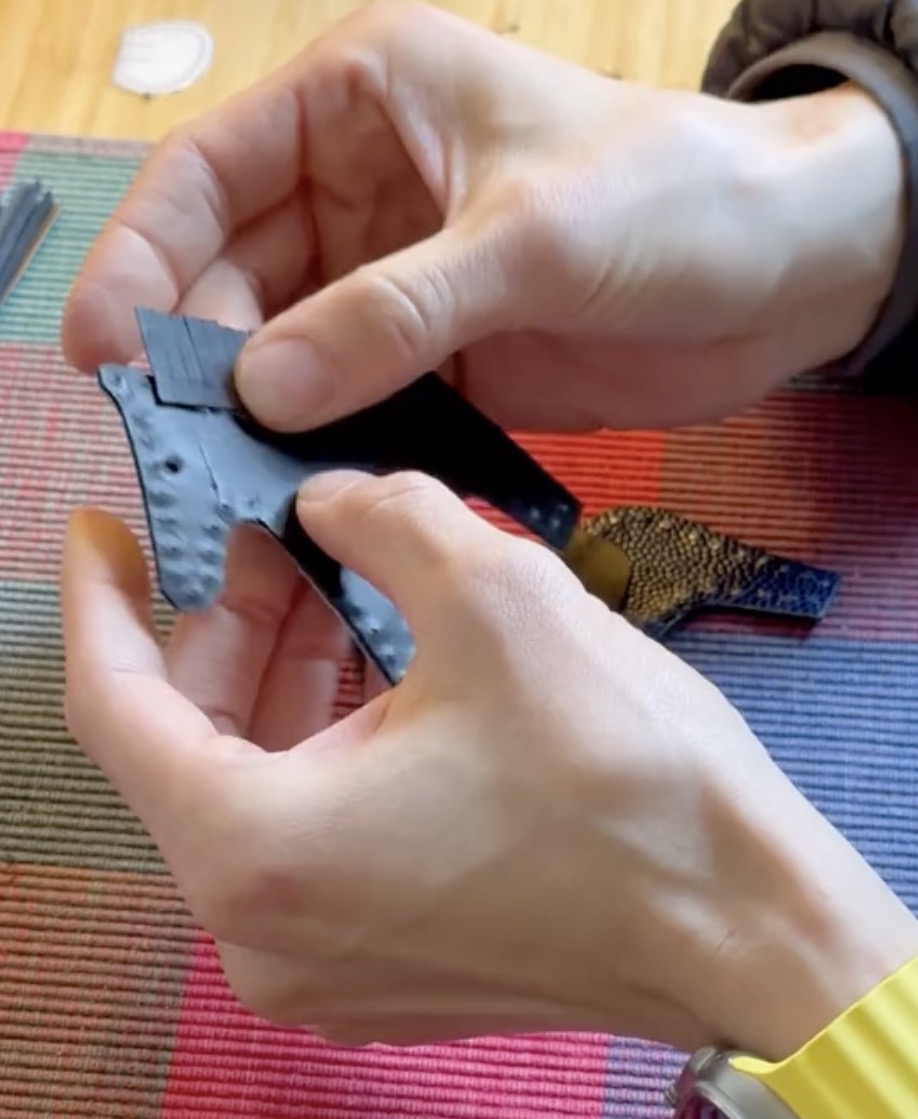 亚裔小哥花400刀手工制*爱作**马仕包送女友，网友为此吵翻！