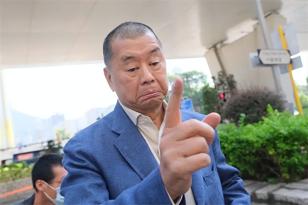 乱港头目*智英黎**，资助反对派的档案，堆起来有两米高，终将被清算