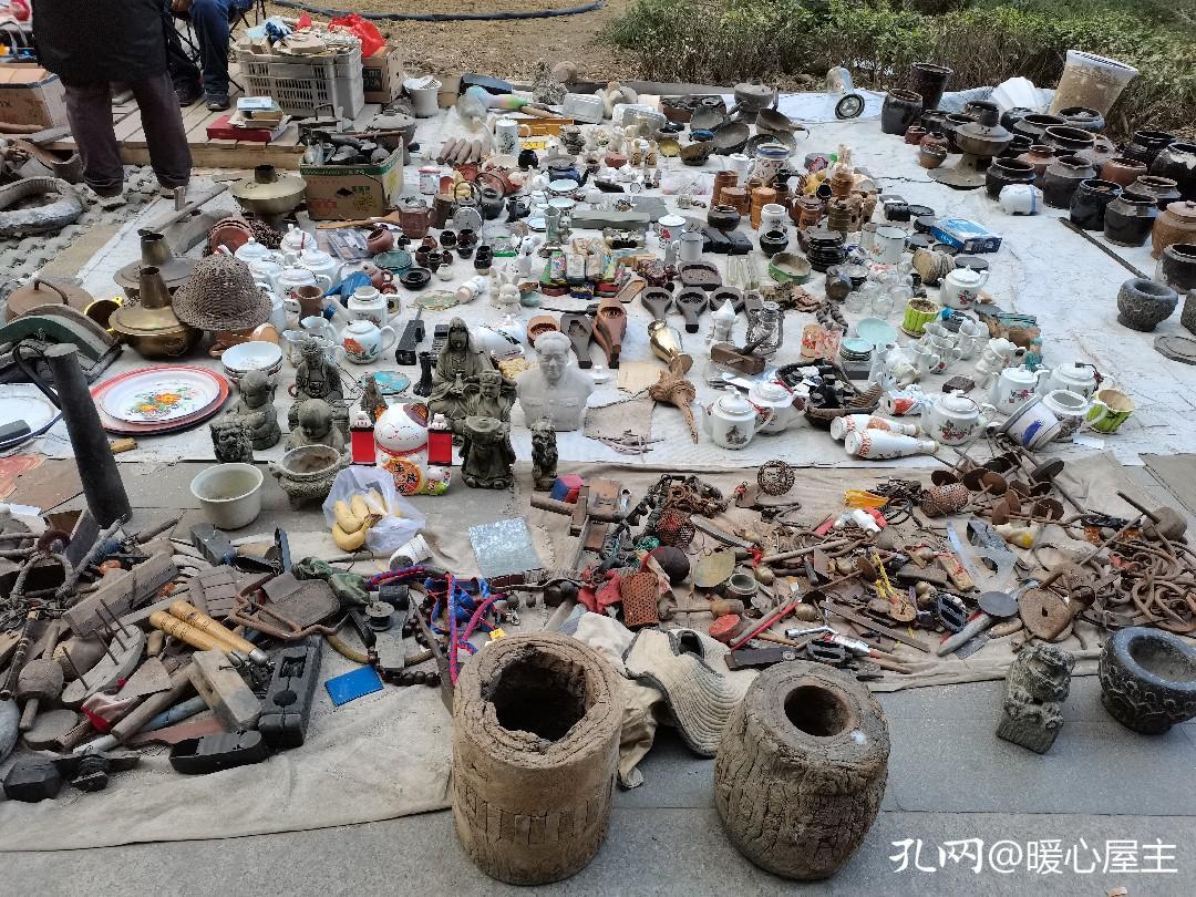 背上我的小书包去文化市场淘宝，淘到两摞自己比较心仪的书