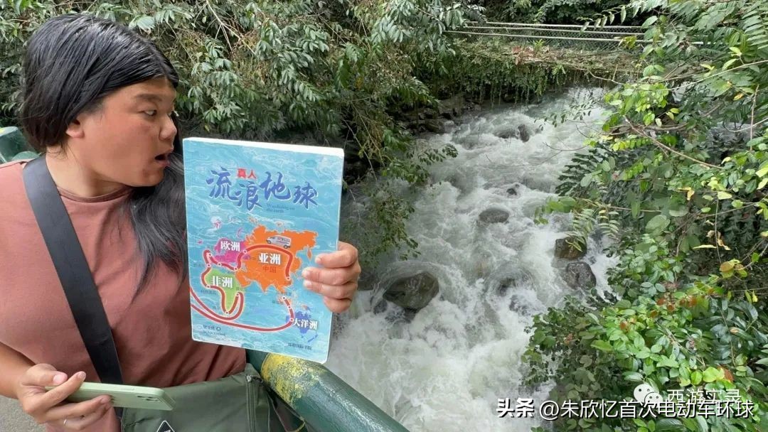 只带600就开车环绕地球一圈，还赚300万，回到亚洲又捡个华裔老婆