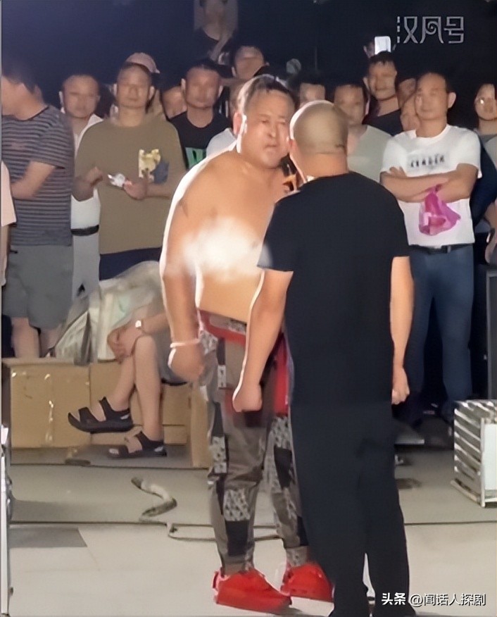 男子卖药用鸡演示被打假,一男子卖金疮药被打假