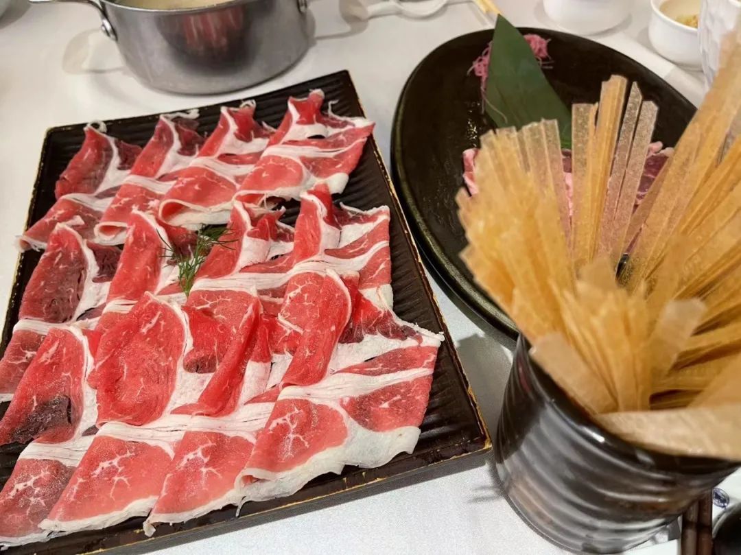 潮爸家7月17日午餐记录，武汉光谷红鼎豆捞吃火锅，牛羊肉涮起来