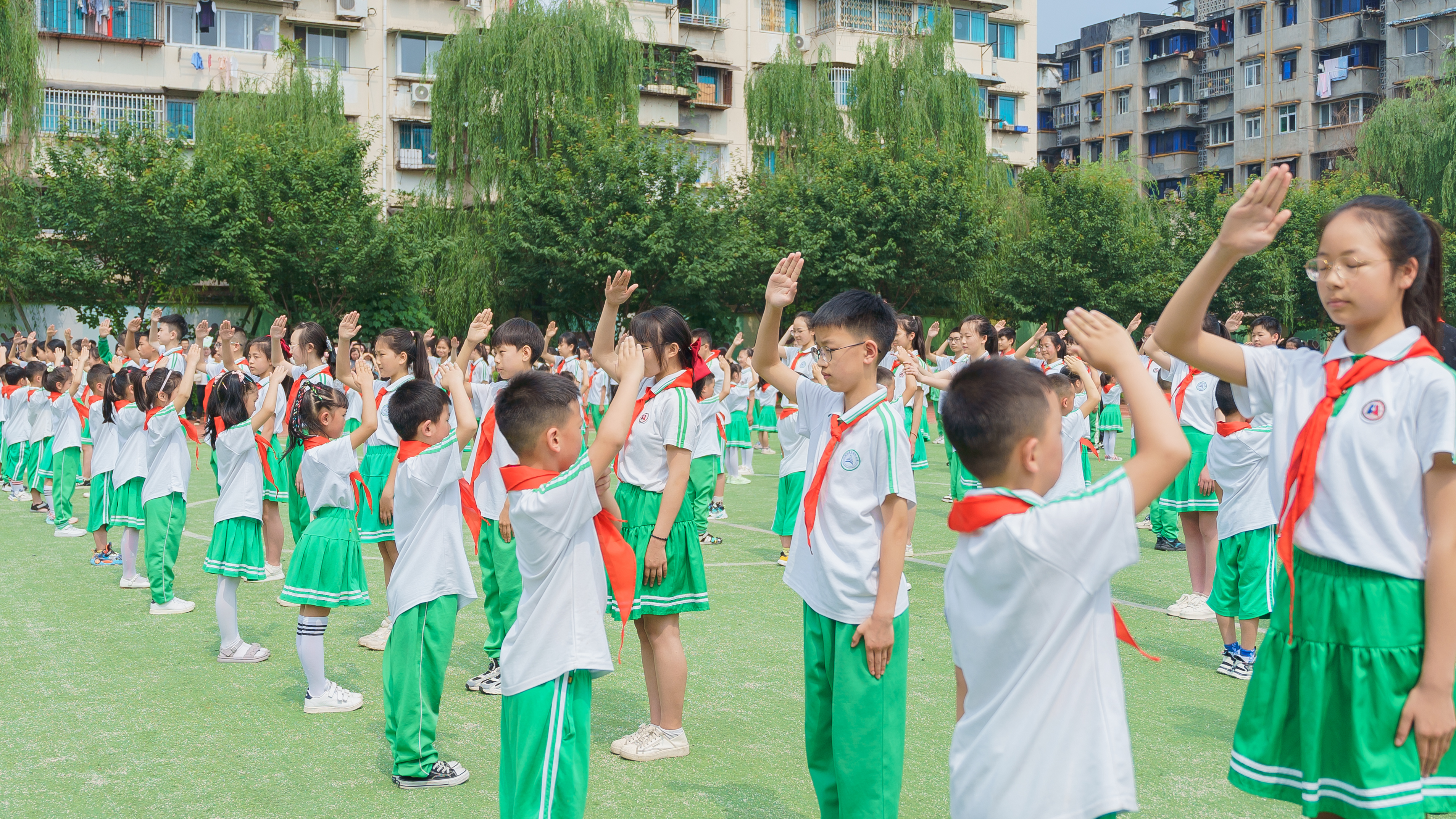 用歌谣赞美童年，用鲜花妆点童心——都江堰市各中小学、幼儿园开展丰富多彩的“六一”庆祝活动