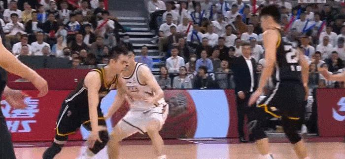 赵继伟三分张镇麟补扣,赵继伟从中场滑到三分线